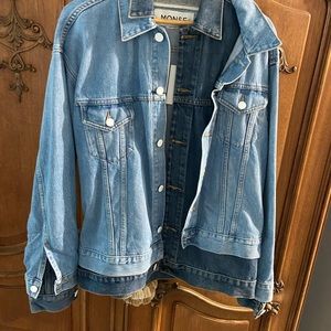 Monse denim jacket with double cuffs, collar and closing in contrasting colors.